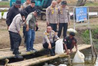 Wakapolda Metro Jaya Brigjen Pol Dekananto Eko Purwono didampingi Kapolres Metro Bekasi, Dirpolairud, Irwasda Polda Metro Jaya, serta H. Zaini Sidi selaku pemilik lahan yang bekerja sama dalam program ketahanan pangan tebar ribuan benih ikan di tambak Muara Gembong, Kabupaten Bekasi, Sabtu (18/4/2026). (Humas PMJ)