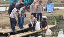 Wakapolda Metro Jaya Brigjen Pol Dekananto Eko Purwono didampingi Kapolres Metro Bekasi, Dirpolairud, Irwasda Polda Metro Jaya, serta H. Zaini Sidi selaku pemilik lahan yang bekerja sama dalam program ketahanan pangan tebar ribuan benih ikan di tambak Muara Gembong, Kabupaten Bekasi, Sabtu (18/4/2026). (Humas PMJ)