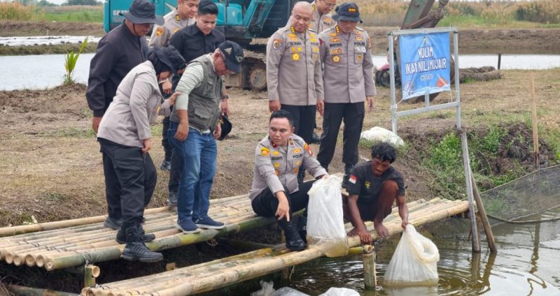 Wakapolda Metro Jaya Brigjen Pol Dekananto Eko Purwono didampingi Kapolres Metro Bekasi, Dirpolairud, Irwasda Polda Metro Jaya, serta H. Zaini Sidi selaku pemilik lahan yang bekerja sama dalam program ketahanan pangan tebar ribuan benih ikan di tambak Muara Gembong, Kabupaten Bekasi, Sabtu (18/4/2026). (Humas PMJ)