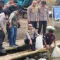 Wakapolda Metro Jaya Brigjen Pol Dekananto Eko Purwono didampingi Kapolres Metro Bekasi, Dirpolairud, Irwasda Polda Metro Jaya, serta H. Zaini Sidi selaku pemilik lahan yang bekerja sama dalam program ketahanan pangan tebar ribuan benih ikan di tambak Muara Gembong, Kabupaten Bekasi, Sabtu (18/4/2026). (Humas PMJ)