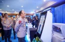Wakapolri Komjen Pol. Dedi Prasetyo meninjau digitalisasi layanan yang ditunjukkan dalam Rapat Koordinasi (Rakor) Komite TIK Polri Tahun Anggaran 2026 di kawasan Jakarta Utara, Selasa (14/4/2026). (Divisi Humas Polri)