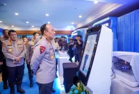 Wakapolri Komjen Pol. Dedi Prasetyo meninjau digitalisasi layanan yang ditunjukkan dalam Rapat Koordinasi (Rakor) Komite TIK Polri Tahun Anggaran 2026 di kawasan Jakarta Utara, Selasa (14/4/2026). (Divisi Humas Polri)