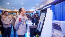 Wakapolri Komjen Pol. Dedi Prasetyo meninjau digitalisasi layanan yang ditunjukkan dalam Rapat Koordinasi (Rakor) Komite TIK Polri Tahun Anggaran 2026 di kawasan Jakarta Utara, Selasa (14/4/2026). (Divisi Humas Polri)