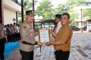 Penghargaan tersebut diberikan dalam apel yang dipimpin langsung Kapolres Metro Jakarta Pusat Kombes Pol. Dr. Reynold E.P. Hutagalung di Lapangan Merah Mako Polres Metro Jakarta Pusat, Selasa (21/4/2026)