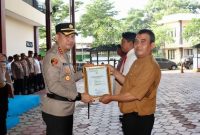 Penghargaan tersebut diberikan dalam apel yang dipimpin langsung Kapolres Metro Jakarta Pusat Kombes Pol. Dr. Reynold E.P. Hutagalung di Lapangan Merah Mako Polres Metro Jakarta Pusat, Selasa (21/4/2026)