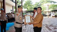 Penghargaan tersebut diberikan dalam apel yang dipimpin langsung Kapolres Metro Jakarta Pusat Kombes Pol. Dr. Reynold E.P. Hutagalung di Lapangan Merah Mako Polres Metro Jakarta Pusat, Selasa (21/4/2026)