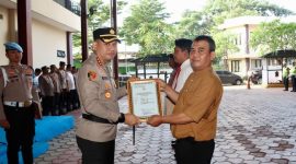 Penghargaan tersebut diberikan dalam apel yang dipimpin langsung Kapolres Metro Jakarta Pusat Kombes Pol. Dr. Reynold E.P. Hutagalung di Lapangan Merah Mako Polres Metro Jakarta Pusat, Selasa (21/4/2026)