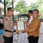 Penghargaan tersebut diberikan dalam apel yang dipimpin langsung Kapolres Metro Jakarta Pusat Kombes Pol. Dr. Reynold E.P. Hutagalung di Lapangan Merah Mako Polres Metro Jakarta Pusat, Selasa (21/4/2026)