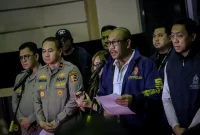 Dirtipidum Bareskrim Polri Brigjen Pol Wira Satya Triputra didampingi Sekretaris NCB Interpol Indonesia Brigjen Pol Untung Widyatmoko memberikan keterangan terkait penggerebekan sebuah gedung perkantoran di kawasan Hayam Wuruk, Jakarta, Sabtu (9/5). Foto:  kumparan
