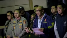 Dirtipidum Bareskrim Polri Brigjen Pol Wira Satya Triputra didampingi Sekretaris NCB Interpol Indonesia Brigjen Pol Untung Widyatmoko memberikan keterangan terkait penggerebekan sebuah gedung perkantoran di kawasan Hayam Wuruk, Jakarta, Sabtu (9/5). Foto:  kumparan
