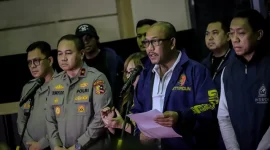 Dirtipidum Bareskrim Polri Brigjen Pol Wira Satya Triputra didampingi Sekretaris NCB Interpol Indonesia Brigjen Pol Untung Widyatmoko memberikan keterangan terkait penggerebekan sebuah gedung perkantoran di kawasan Hayam Wuruk, Jakarta, Sabtu (9/5). Foto:  kumparan