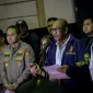 Dirtipidum Bareskrim Polri Brigjen Pol Wira Satya Triputra didampingi Sekretaris NCB Interpol Indonesia Brigjen Pol Untung Widyatmoko memberikan keterangan terkait penggerebekan sebuah gedung perkantoran di kawasan Hayam Wuruk, Jakarta, Sabtu (9/5). Foto:  kumparan