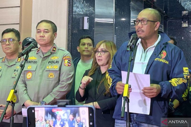 Direktur Tindak Pidana Umum Bareskrim Polri Brigadir Jenderal Polisi Wira Satya Triputra (kanan) dalam konferensi pers di Jakarta, Sabtu (9/5/2026). (Humas Polri)