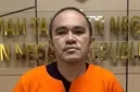 Mantan Kasat Resnarkoba Polres Kutai Barat AKP Deky Jonathan Sasiang mengenakan baju tahanan usai menjalani pemeriksaan di Bareskrim Polri terkait dugaan tindak pidana pencucian uang dan keterlibatan dalam jaringan peredaran narkoba di Kalimantan Timur. (ANTARA)