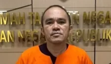 Mantan Kasat Resnarkoba Polres Kutai Barat AKP Deky Jonathan Sasiang mengenakan baju tahanan usai menjalani pemeriksaan di Bareskrim Polri terkait dugaan tindak pidana pencucian uang dan keterlibatan dalam jaringan peredaran narkoba di Kalimantan Timur. (ANTARA)