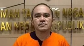 Mantan Kasat Resnarkoba Polres Kutai Barat AKP Deky Jonathan Sasiang mengenakan baju tahanan usai menjalani pemeriksaan di Bareskrim Polri terkait dugaan tindak pidana pencucian uang dan keterlibatan dalam jaringan peredaran narkoba di Kalimantan Timur. (ANTARA)