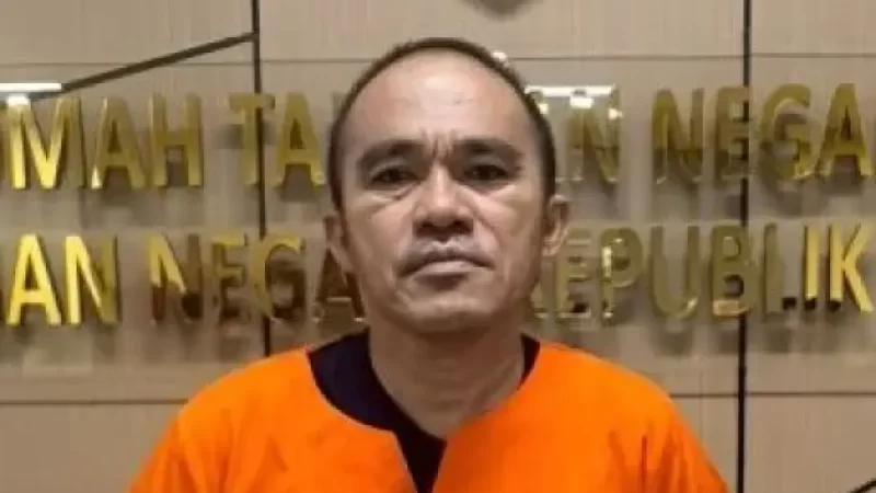 Mantan Kasat Resnarkoba Polres Kutai Barat AKP Deky Jonathan Sasiang mengenakan baju tahanan usai menjalani pemeriksaan di Bareskrim Polri terkait dugaan tindak pidana pencucian uang dan keterlibatan dalam jaringan peredaran narkoba di Kalimantan Timur. (ANTARA)