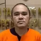 Mantan Kasat Resnarkoba Polres Kutai Barat AKP Deky Jonathan Sasiang mengenakan baju tahanan usai menjalani pemeriksaan di Bareskrim Polri terkait dugaan tindak pidana pencucian uang dan keterlibatan dalam jaringan peredaran narkoba di Kalimantan Timur. (ANTARA)