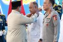 Presiden Prabowo Subianto sempat  menganugerahkan Tanda Kehormatan Bintang Jasa Utama kepada Kepala Badan Gizi Nasional (BGN), Dadan Hindayana. Penghargaan tersebut diberikan atas dedikasi dan kepemimpinannya dalam mengakselerasi program prioritas nasional, khususnya program Makan Bergizi Gratis (MBG) di Indonesia, beberapa waktu lalu (Foto: Ist)