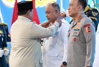 Presiden Prabowo Subianto sempat  menganugerahkan Tanda Kehormatan Bintang Jasa Utama kepada Kepala Badan Gizi Nasional (BGN), Dadan Hindayana. Penghargaan tersebut diberikan atas dedikasi dan kepemimpinannya dalam mengakselerasi program prioritas nasional, khususnya program Makan Bergizi Gratis (MBG) di Indonesia, beberapa waktu lalu (Foto: Ist)