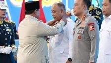 Presiden Prabowo Subianto sempat  menganugerahkan Tanda Kehormatan Bintang Jasa Utama kepada Kepala Badan Gizi Nasional (BGN), Dadan Hindayana. Penghargaan tersebut diberikan atas dedikasi dan kepemimpinannya dalam mengakselerasi program prioritas nasional, khususnya program Makan Bergizi Gratis (MBG) di Indonesia, beberapa waktu lalu (Foto: Ist)
