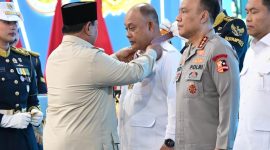 Presiden Prabowo Subianto sempat  menganugerahkan Tanda Kehormatan Bintang Jasa Utama kepada Kepala Badan Gizi Nasional (BGN), Dadan Hindayana. Penghargaan tersebut diberikan atas dedikasi dan kepemimpinannya dalam mengakselerasi program prioritas nasional, khususnya program Makan Bergizi Gratis (MBG) di Indonesia, beberapa waktu lalu (Foto: Ist)