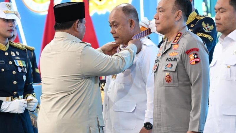 Presiden Prabowo Subianto sempat  menganugerahkan Tanda Kehormatan Bintang Jasa Utama kepada Kepala Badan Gizi Nasional (BGN), Dadan Hindayana. Penghargaan tersebut diberikan atas dedikasi dan kepemimpinannya dalam mengakselerasi program prioritas nasional, khususnya program Makan Bergizi Gratis (MBG) di Indonesia, beberapa waktu lalu (Foto: Ist)