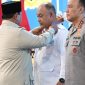 Presiden Prabowo Subianto sempat  menganugerahkan Tanda Kehormatan Bintang Jasa Utama kepada Kepala Badan Gizi Nasional (BGN), Dadan Hindayana. Penghargaan tersebut diberikan atas dedikasi dan kepemimpinannya dalam mengakselerasi program prioritas nasional, khususnya program Makan Bergizi Gratis (MBG) di Indonesia, beberapa waktu lalu (Foto: Ist)