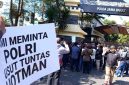 Puluhan wartawan dari berbagai organisasi menggelar aksi unjuk rasa di Mapolda Jawa Barat. pada  Jumat, 24 Juli 2026, Mereka mendesak Polri mengusut tuntas laporan terhadap pengacara Hotman Paris Hutapea yang dianggap telah melontarkan pernyataan merendahkan profesi jurnalis. Meskipun permintaan maaf telah disampaikan, para jurnalis menilai proses hukum tetap perlu berjalan sebagai bentuk penghormatan terhadap prinsip kesetaraan di hadapan hukum.(Foto Kompasiana)