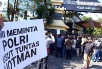 Puluhan wartawan dari berbagai organisasi menggelar aksi unjuk rasa di Mapolda Jawa Barat. pada  Jumat, 24 Juli 2026, Mereka mendesak Polri mengusut tuntas laporan terhadap pengacara Hotman Paris Hutapea yang dianggap telah melontarkan pernyataan merendahkan profesi jurnalis. Meskipun permintaan maaf telah disampaikan, para jurnalis menilai proses hukum tetap perlu berjalan sebagai bentuk penghormatan terhadap prinsip kesetaraan di hadapan hukum.(Foto Kompasiana)