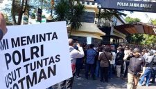 Puluhan wartawan dari berbagai organisasi menggelar aksi unjuk rasa di Mapolda Jawa Barat. pada Jumat, 24 Juli 2026, Mereka mendesak Polri mengusut tuntas laporan terhadap pengacara Hotman Paris Hutapea yang dianggap telah melontarkan pernyataan merendahkan profesi jurnalis. Meskipun permintaan maaf telah disampaikan, para jurnalis menilai proses hukum tetap perlu berjalan sebagai bentuk penghormatan terhadap prinsip kesetaraan di hadapan hukum.(Foto Kompasiana)