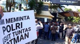 Puluhan wartawan dari berbagai organisasi menggelar aksi unjuk rasa di Mapolda Jawa Barat. pada  Jumat, 24 Juli 2026, Mereka mendesak Polri mengusut tuntas laporan terhadap pengacara Hotman Paris Hutapea yang dianggap telah melontarkan pernyataan merendahkan profesi jurnalis. Meskipun permintaan maaf telah disampaikan, para jurnalis menilai proses hukum tetap perlu berjalan sebagai bentuk penghormatan terhadap prinsip kesetaraan di hadapan hukum.(Foto Kompasiana)