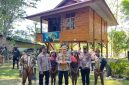 Asisten Utama Kapolri Bidang Operasi Komjen Pol Dr Fadil Imran, M.Si usai menyerahkan bantuan perlengkapan sekolah saat kunjungan ke Pusat Olah Seni di Distrik Wesaput, Kabupaten Jayawijaya, Provinsi Papua Pegunungan, Selasa (14/7). Foto: Istimewa