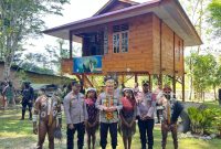 Asisten Utama Kapolri Bidang Operasi Komjen Pol Dr Fadil Imran, M.Si usai menyerahkan bantuan perlengkapan sekolah saat kunjungan ke Pusat Olah Seni di Distrik Wesaput, Kabupaten Jayawijaya, Provinsi Papua Pegunungan, Selasa (14/7). Foto: Istimewa