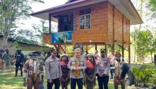 Asisten Utama Kapolri Bidang Operasi Komjen Pol Dr Fadil Imran, M.Si usai menyerahkan bantuan perlengkapan sekolah saat kunjungan ke Pusat Olah Seni di Distrik Wesaput, Kabupaten Jayawijaya, Provinsi Papua Pegunungan, Selasa (14/7). Foto: Istimewa