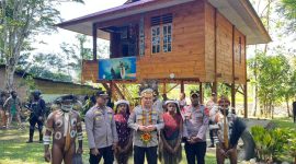 Asisten Utama Kapolri Bidang Operasi Komjen Pol Dr Fadil Imran, M.Si usai menyerahkan bantuan perlengkapan sekolah saat kunjungan ke Pusat Olah Seni di Distrik Wesaput, Kabupaten Jayawijaya, Provinsi Papua Pegunungan, Selasa (14/7). Foto: Istimewa