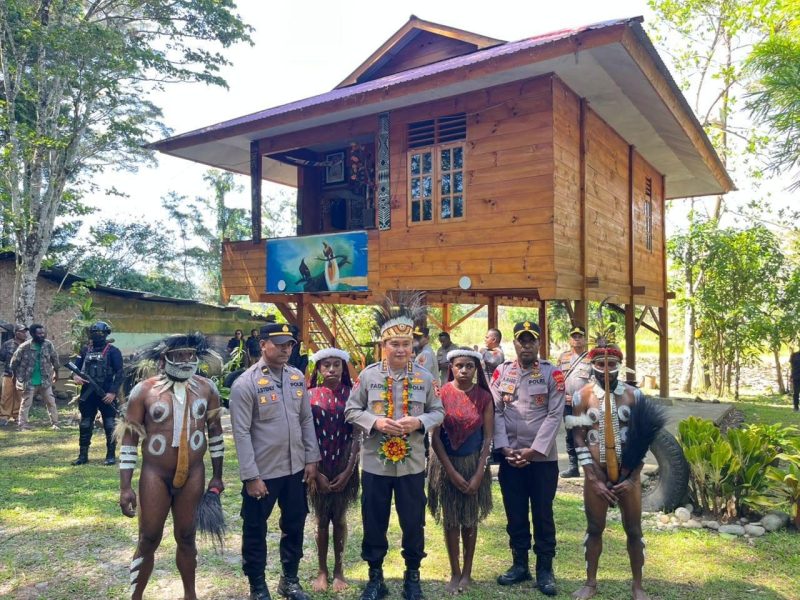 Asisten Utama Kapolri Bidang Operasi Komjen Pol Dr Fadil Imran, M.Si usai menyerahkan bantuan perlengkapan sekolah saat kunjungan ke Pusat Olah Seni di Distrik Wesaput, Kabupaten Jayawijaya, Provinsi Papua Pegunungan, Selasa (14/7). Foto: Istimewa