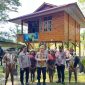Asisten Utama Kapolri Bidang Operasi Komjen Pol Dr Fadil Imran, M.Si usai menyerahkan bantuan perlengkapan sekolah saat kunjungan ke Pusat Olah Seni di Distrik Wesaput, Kabupaten Jayawijaya, Provinsi Papua Pegunungan, Selasa (14/7). Foto: Istimewa