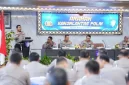 Kepala Korps Lalu Lintas (Korlantas) Polri Irjen Pol. Wibowo (kiri) memberikan arahan kepada jajaran di Gedung Korlantas Polri, Jakarta, Senin (6/7/2026). (ANTARA)
