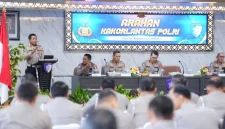 Kepala Korps Lalu Lintas (Korlantas) Polri Irjen Pol. Wibowo (kiri) memberikan arahan kepada jajaran di Gedung Korlantas Polri, Jakarta, Senin (6/7/2026). (ANTARA)
