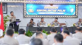 Kepala Korps Lalu Lintas (Korlantas) Polri Irjen Pol. Wibowo (kiri) memberikan arahan kepada jajaran di Gedung Korlantas Polri, Jakarta, Senin (6/7/2026). (ANTARA)