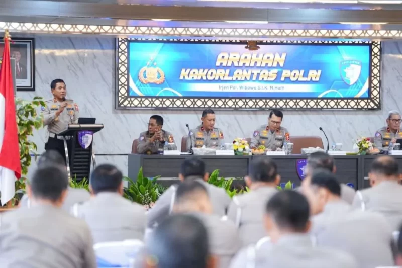 Kepala Korps Lalu Lintas (Korlantas) Polri Irjen Pol. Wibowo (kiri) memberikan arahan kepada jajaran di Gedung Korlantas Polri, Jakarta, Senin (6/7/2026). (ANTARA)
