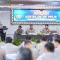 Kepala Korps Lalu Lintas (Korlantas) Polri Irjen Pol. Wibowo (kiri) memberikan arahan kepada jajaran di Gedung Korlantas Polri, Jakarta, Senin (6/7/2026). (ANTARA)