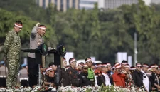 APEL KEBANGSAAN: Kapolda Metro Jaya Komjen Pol Asep Edi Syheri dihadapan ekitar 11 ribu peserta yang mengikuti Apel Kebangsaan “Jaga Jakarta untuk Indonesia” di kawasan Monumen Nasional, Jakarta, Sabtu 8 Agustus 2026.
Kegiatan ini menjadi momentum memperkuat persatuan dan sinergi masyarakat bersama TNI dan Polri untuk menjaga Jakarta tetap aman, nyaman, dan kondusif. (Foto: Antara)