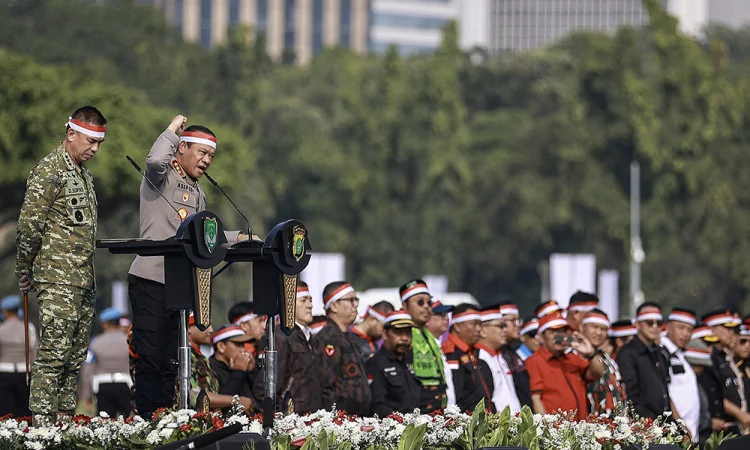 APEL KEBANGSAAN: Kapolda Metro Jaya Komjen Pol Asep Edi Syheri dihadapan ekitar 11 ribu peserta yang mengikuti Apel Kebangsaan “Jaga Jakarta untuk Indonesia” di kawasan Monumen Nasional, Jakarta, Sabtu 8 Agustus 2026.

Kegiatan ini menjadi momentum memperkuat persatuan dan sinergi masyarakat bersama TNI dan Polri untuk menjaga Jakarta tetap aman, nyaman, dan kondusif. (Foto: Antara)