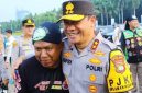 MERANGKUL--Kapolda Metro Jaya Komjen Pol Asep Edi Suheri merangkul pengemudi ojek online dalam sebuah momen kebersamaan. Sinergi ini dibutuhkan untuk mewujudkan keamanan dan ketertiban masyarakat.(ist)
