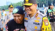 MERANGKUL--Kapolda Metro Jaya Komjen Pol Asep Edi Suheri merangkul pengemudi ojek online dalam sebuah momen kebersamaan. Sinergi ini dibutuhkan untuk mewujudkan keamanan dan ketertiban masyarakat.(ist)