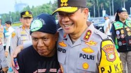 MERANGKUL--Kapolda Metro Jaya Komjen Pol Asep Edi Suheri merangkul pengemudi ojek online dalam sebuah momen kebersamaan. Sinergi ini dibutuhkan untuk mewujudkan keamanan dan ketertiban masyarakat.(ist)