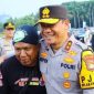 MERANGKUL--Kapolda Metro Jaya Komjen Pol Asep Edi Suheri merangkul pengemudi ojek online dalam sebuah momen kebersamaan. Sinergi ini dibutuhkan untuk mewujudkan keamanan dan ketertiban masyarakat.(ist)