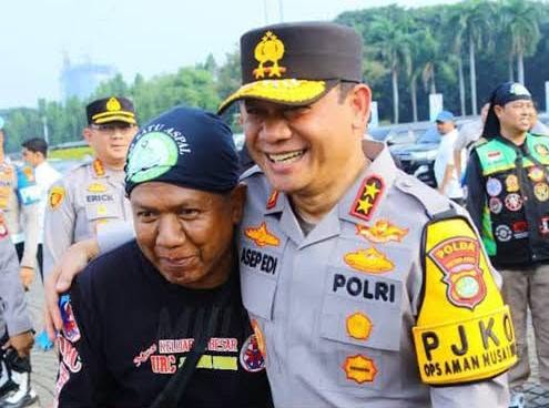 MERANGKUL--Kapolda Metro Jaya Komjen Pol Asep Edi Suheri merangkul pengemudi ojek online dalam sebuah momen kebersamaan. Sinergi ini dibutuhkan untuk mewujudkan keamanan dan ketertiban masyarakat.(ist)